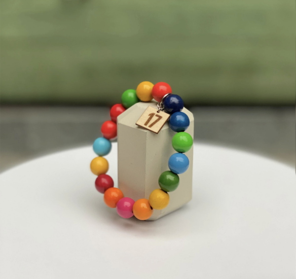 Armband med färgglada träpärlor.